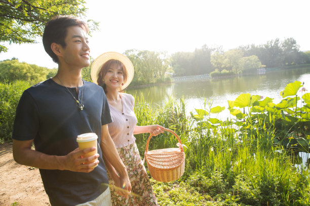 在公园里郊游的幸福情侣图片下载