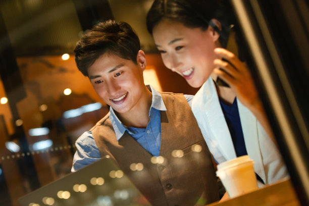 商务人士在餐厅里讨论工作图片下载