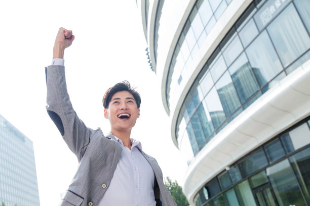振臂欢呼的青年商务男士图片下载