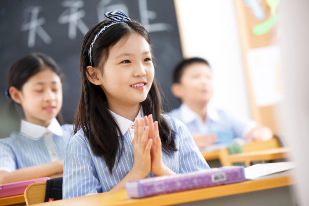 小学生在教室里图片下载