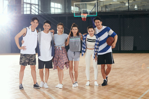 青年男女在篮球馆图片下载