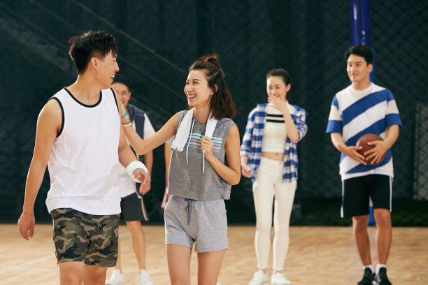 青年男女在篮球馆图片下载