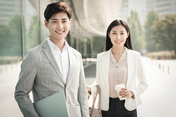 上班路上的青年商务人士图片下载