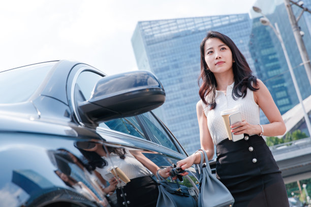 准备打开车门的商务女性图片下载