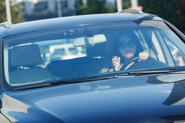 驾车的年轻女子图片下载