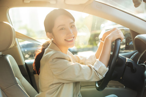 快乐的青年女人开车图片下载