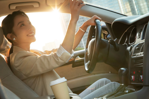 开车的漂亮年轻女子图片下载