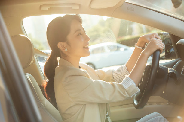 快乐的青年女人开车图片下载