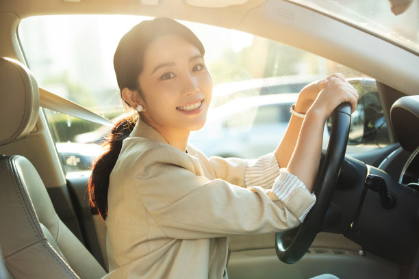 快乐的青年女人开车图片下载