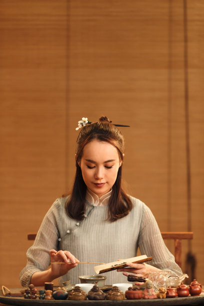 青年女人展示茶艺图片下载