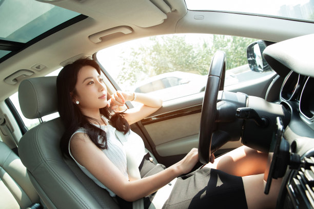 漂亮的青年女人开车图片下载