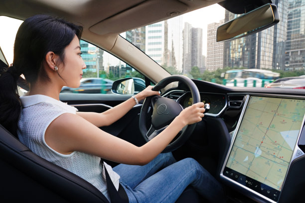 开车的年轻女人图片下载