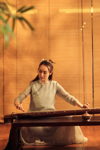 青年女人弹七弦琴图片下载