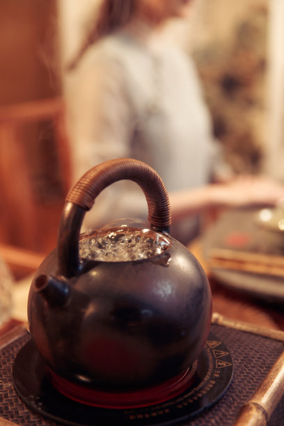 青年女人泡茶图片下载