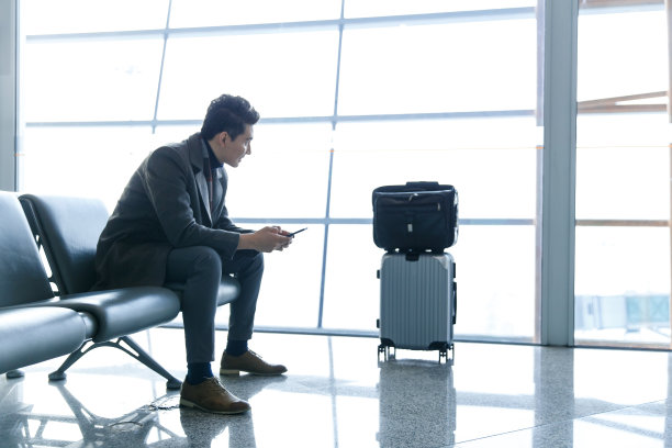 商务男士在机场图片下载