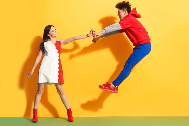 打斗的青年情侣图片下载