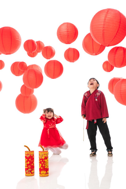 新年放爆竹的欢乐男孩女孩图片下载