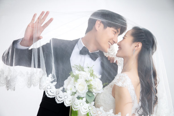 浪漫的新郎和新娘图片下载