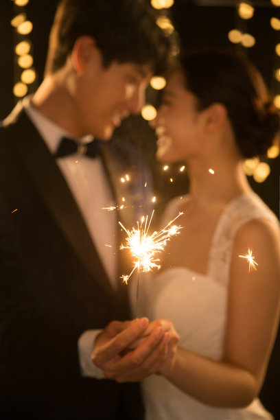 浪漫的新郎和新娘图片下载