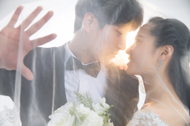 浪漫的新郎和新娘图片下载