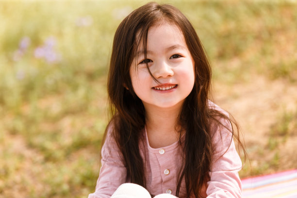 可爱的女孩在户外图片下载