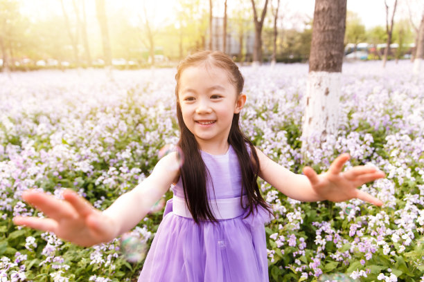 可爱的小女孩在户外图片下载