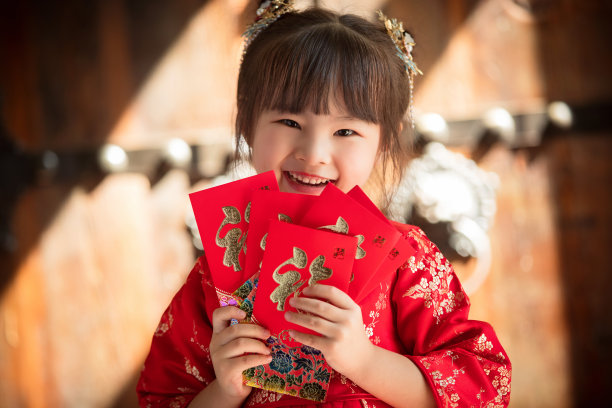 可爱的小女孩拿着红包图片下载