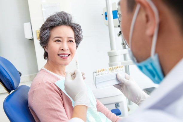 牙医给老年患者治疗图片下载