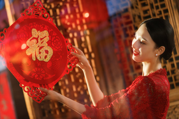 年轻女人过年贴窗花图片下载