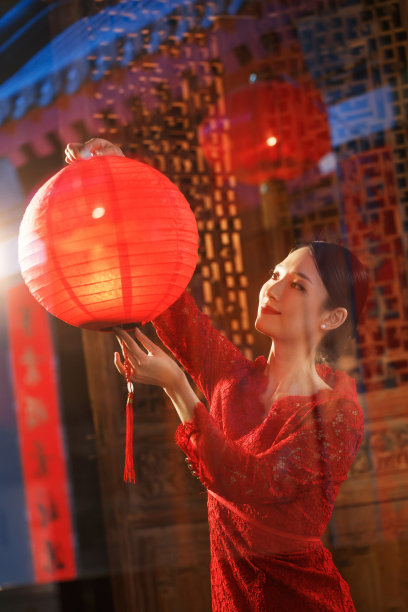 年轻女人过年挂红灯笼图片下载