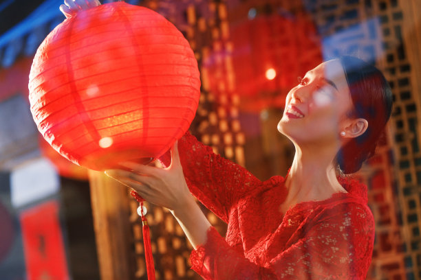 年轻女人过年挂红灯笼图片下载