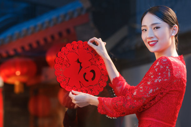 年轻女人过年贴窗花图片下载