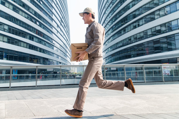 拿着包裹奔跑的快递员图片下载