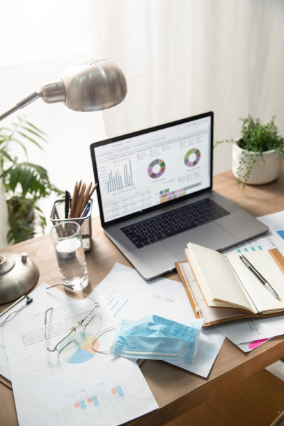 书桌上的办公用品和一次性口罩图片下载