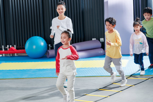 儿童在教练的指导下进行体能训练图片下载