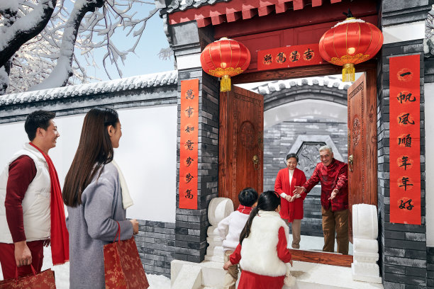 老人迎接孩子回家过年图片下载