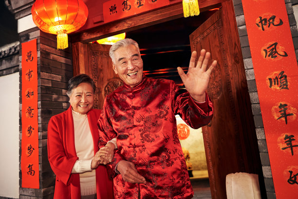 老年夫妇过新年图片下载