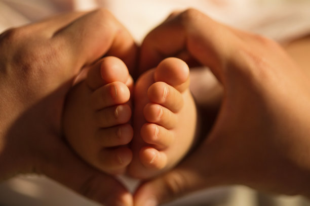 妈妈手捧宝宝的脚丫图片下载