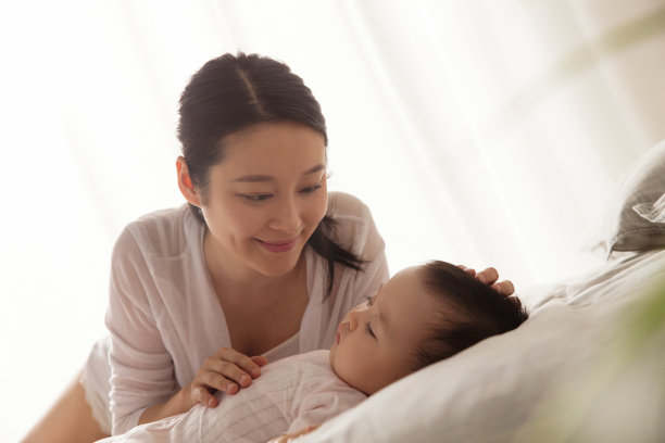 妈妈陪宝宝睡觉图片下载