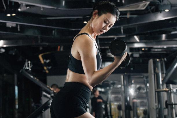 年轻女子在健身房健身图片下载