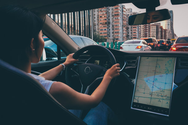 驾车的年轻女子图片下载