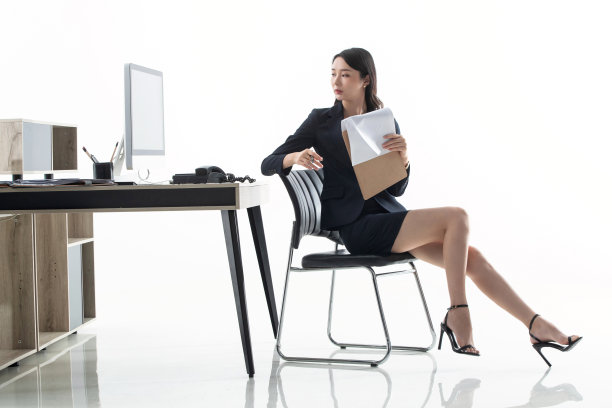 办公室里工作的商务女士图片下载