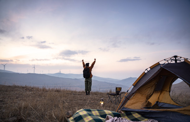 快乐的年轻女人在户外露营图片下载