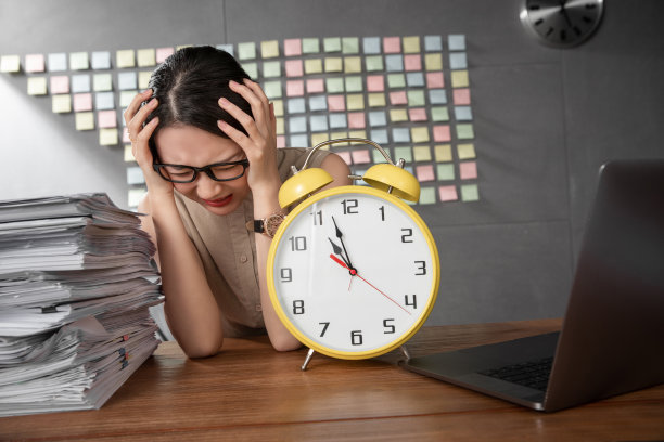 疲劳的商务女士和闹钟图片下载