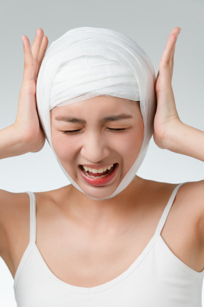 青年女人做整形手术图片下载