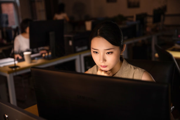 在办公室加班的年轻女士图片下载