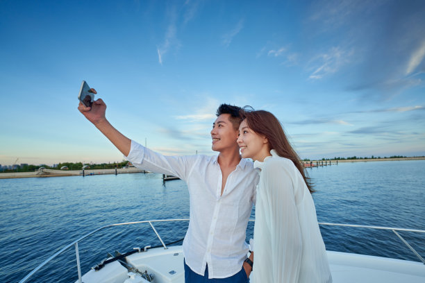 浪漫的青年夫妇乘坐游艇出海图片下载