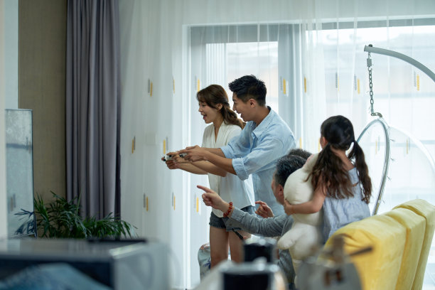 快乐家庭在家玩游戏图片下载