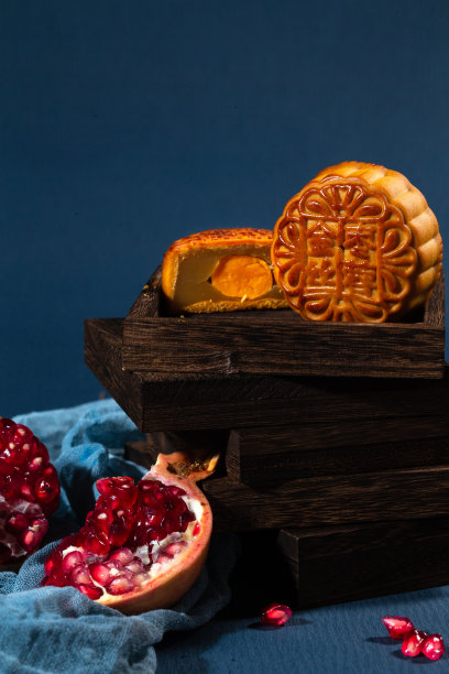 中秋节赏月吃月饼图片下载