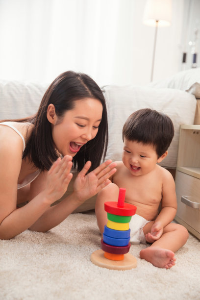 妈妈陪宝宝玩耍图片下载